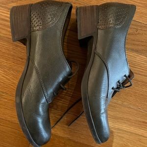 Women’s Dansko Louise olive green oxfords EU size 38 (US 8) in mint condition